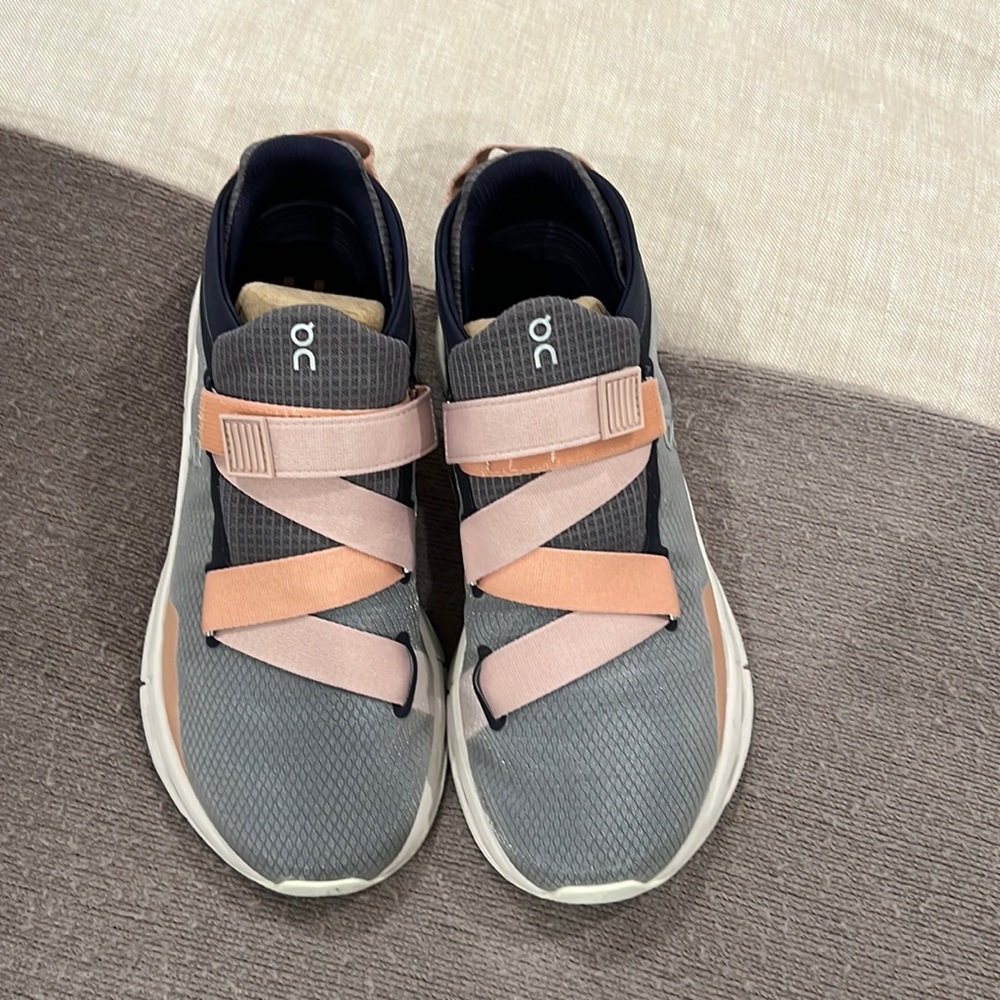 ON Cloudnova Wrap quicksilver flame size 8.5. Worn once. In box.